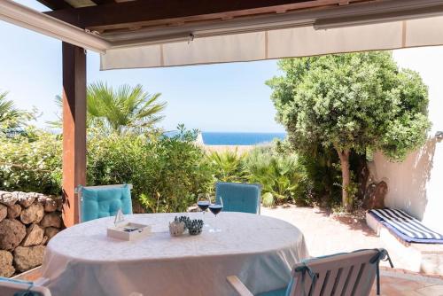 La Casa Bianca a due minuti a piedi dal mare — 4-Star Luxury Hotel in Castelsardo, Italy