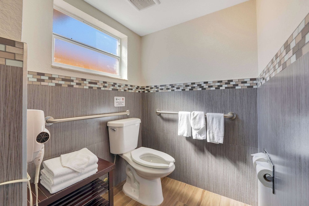 Quality Inn & Suites Airport Cruise Port Hollywood - photo 25