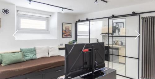 Studio Flat Rome Metro Garbatella — 4-Star Luxury Hotel in Rome, Italy