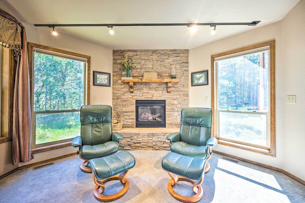 Serene Monument Sanctuary w Patio & Fire Pit - photo 18