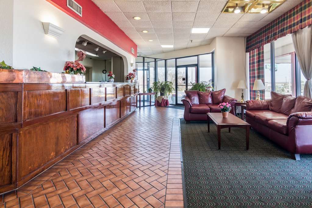 Econo Lodge Inn & Suites Conference Center - photo 6