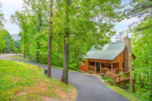 Smokies Cabin Life View Hot Tub Grill Game Room — 4-Star Luxury Hotel in Sevierville, United States