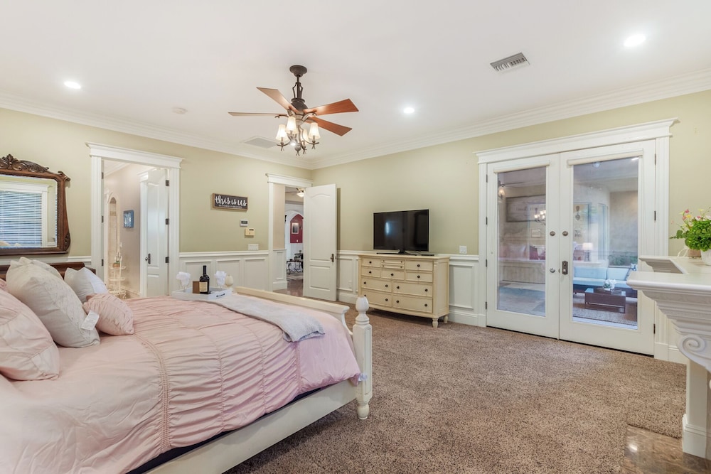 Luxury Home at Red Mountain Heated Pool Bocce Court Firepits Sleeps 10. Dog Friendly. by RedAwning Mesa — 4-Star Luxury Hotel in Mesa, United States