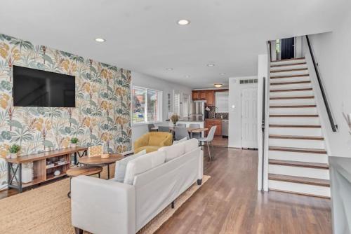 Tropical Style Oasis with Modern Comfort in Alexandria, United States