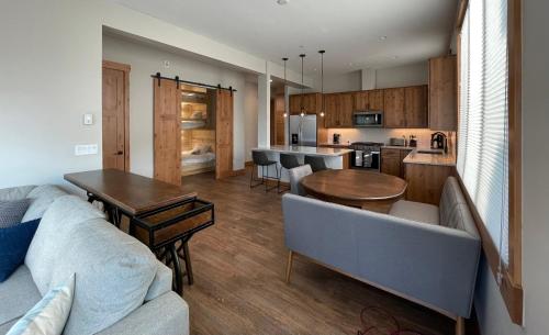 Brand New Private hot tub bunk room and walkable to restaurants shops — 4-Star Luxury Hotel in Fraser, United States