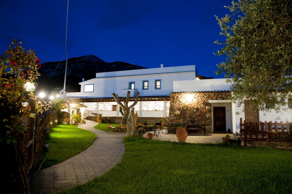 Turismo Rurale Belvedere Pradonos - carbon neutral hotel in Dorgali