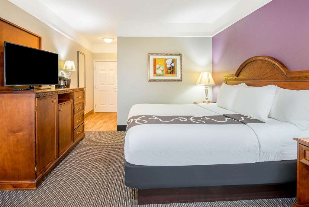 La Quinta Inn & Suites by Wyndham Gainesville - photo 12