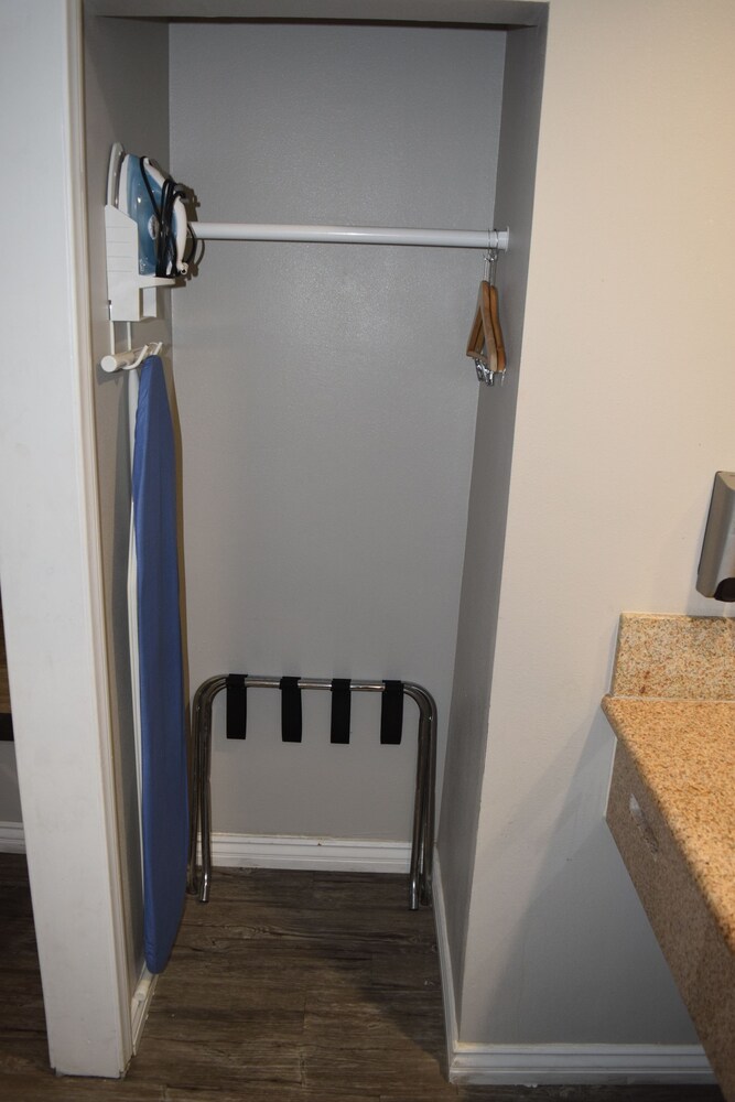Deluxe Inn Hawthorne - photo 10