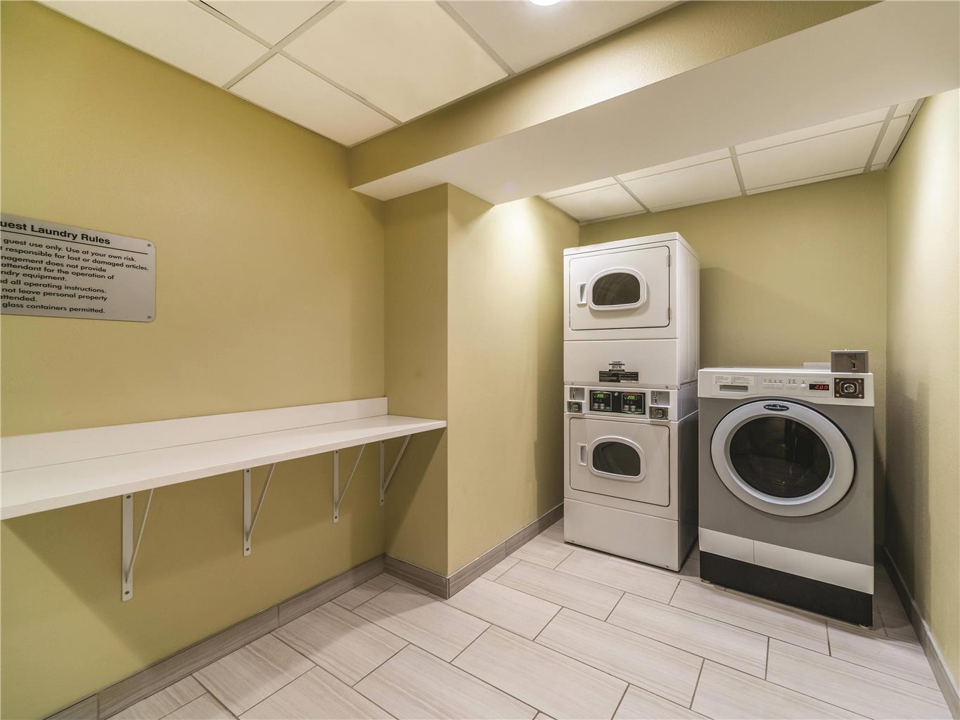 La Quinta Inn & Suites by Wyndham Collinsville St. Louis - photo 28