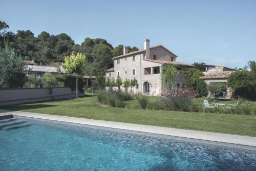 Flateli Casa Oliver — 4-Star Luxury Hotel in Cervia De Ter, Spain