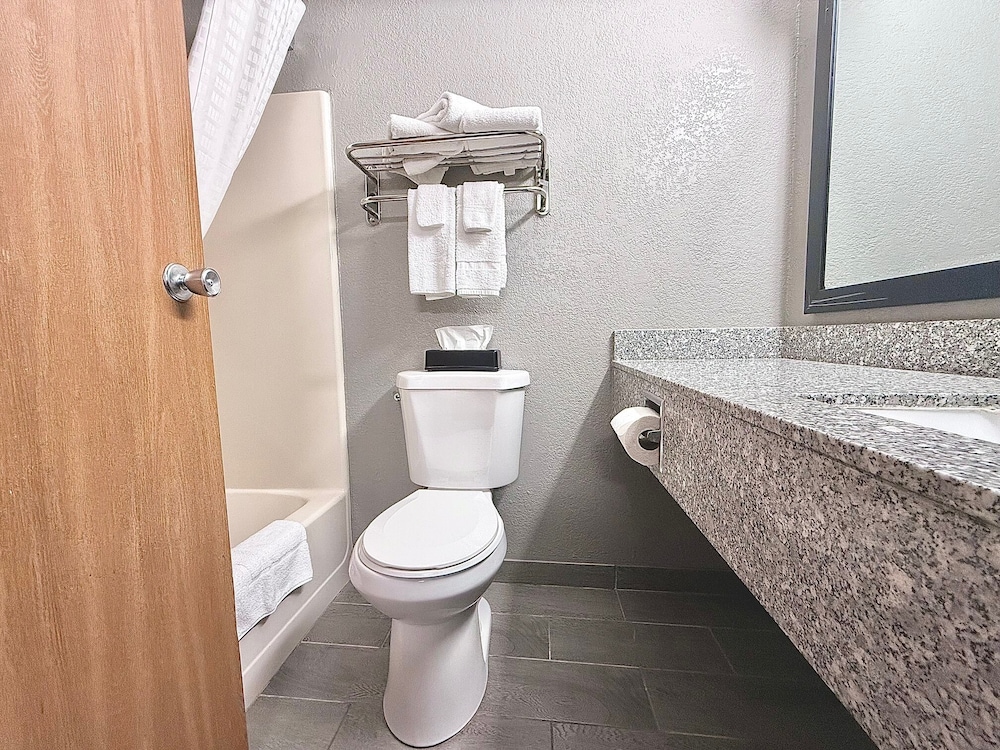 Economy Inn & Suites Cedar Rapids - photo 22