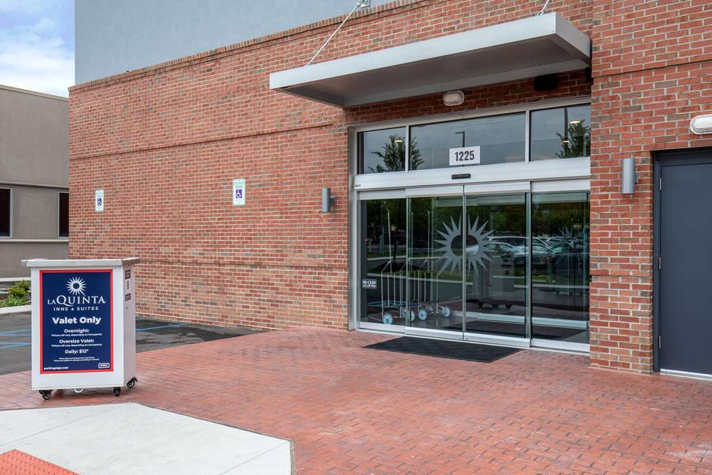 La Quinta Inn & Suites by Wyndham Chattanooga Downtown South - photo 32