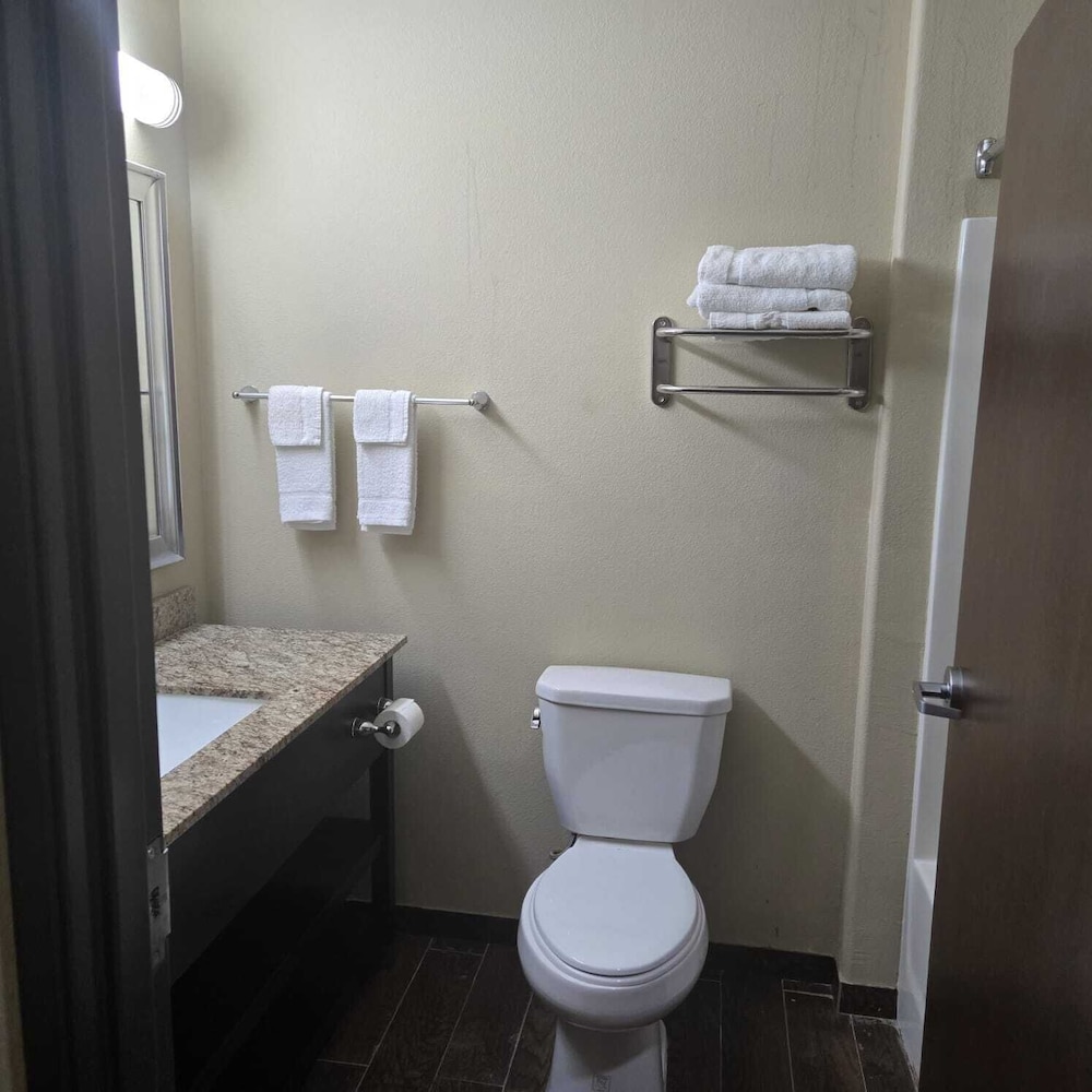 Karnes City Lodge By OYO Hwy 181 - photo 23