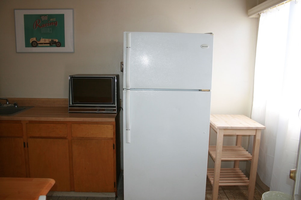 The New Star Motel with Studio Kitchens: 1950s Extended Stay Lodging and Retreat Center - photo 37