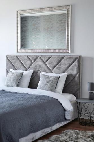 Capital Towers Apartament Red z widokiem na panoramę miasta i rzekę in Rzeszow, Poland