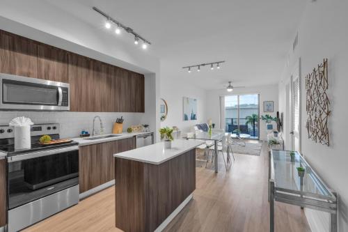 Modern 1 Bedroom In The Heart Of Downtown Doral — 4-Star Luxury Hotel in Hialeah Gardens, United States