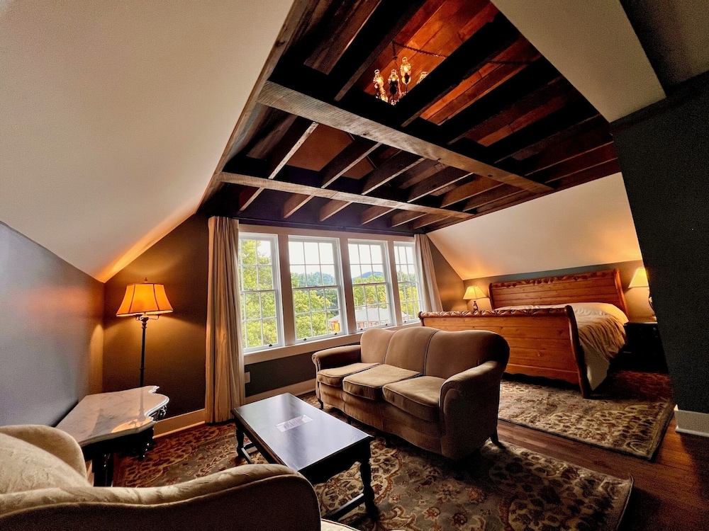 The NuWray Hotel & Carriage House - photo 34