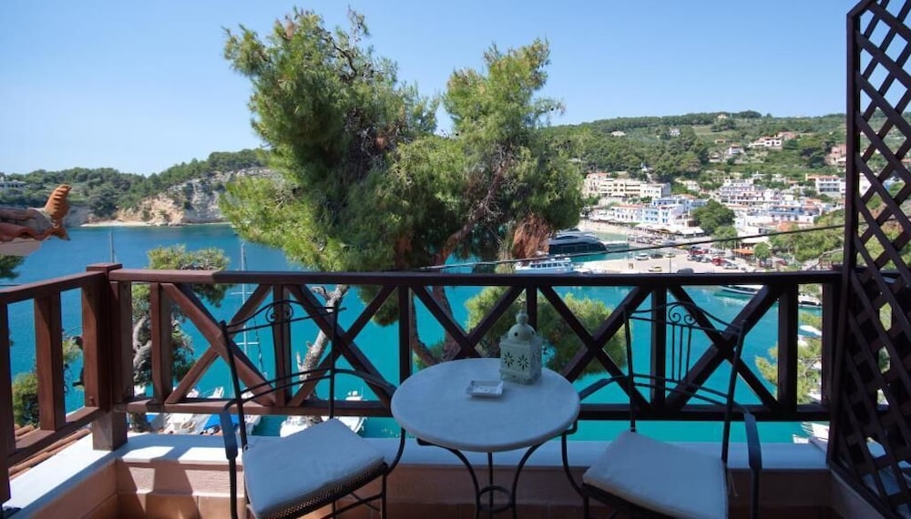 Liadromia Hotel — hotel in Patitirion