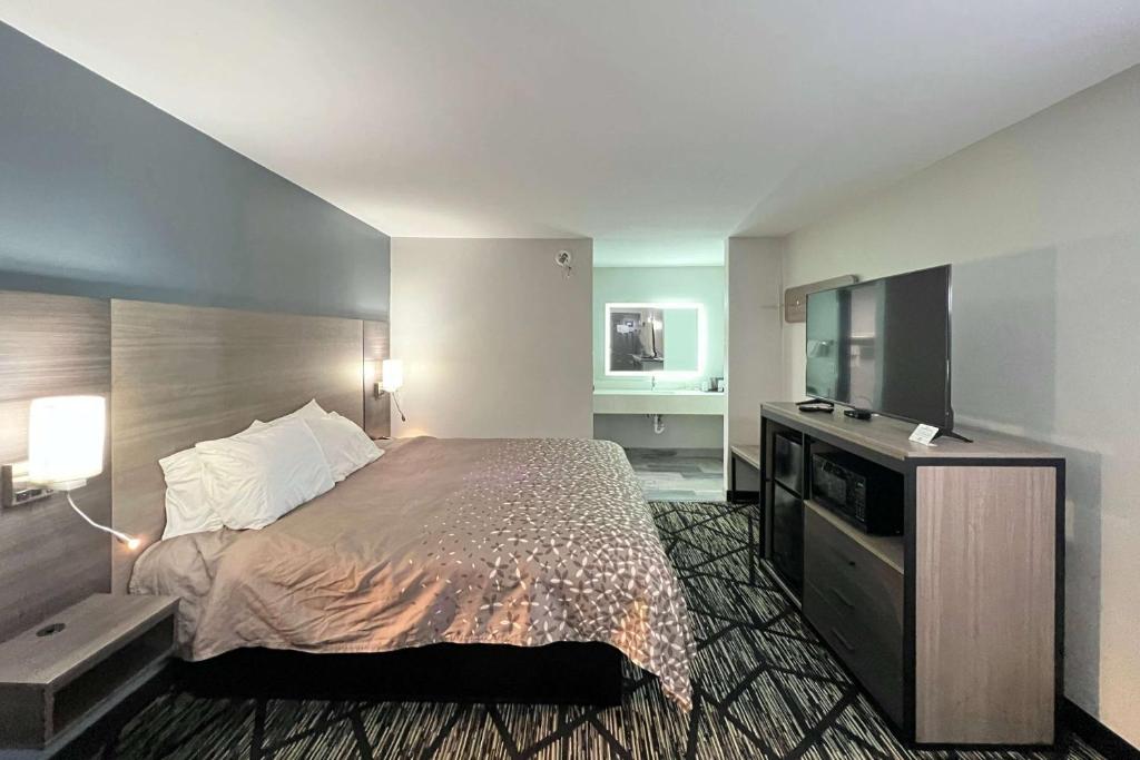 Super 8 by Wyndham Sulphur South - photo 14