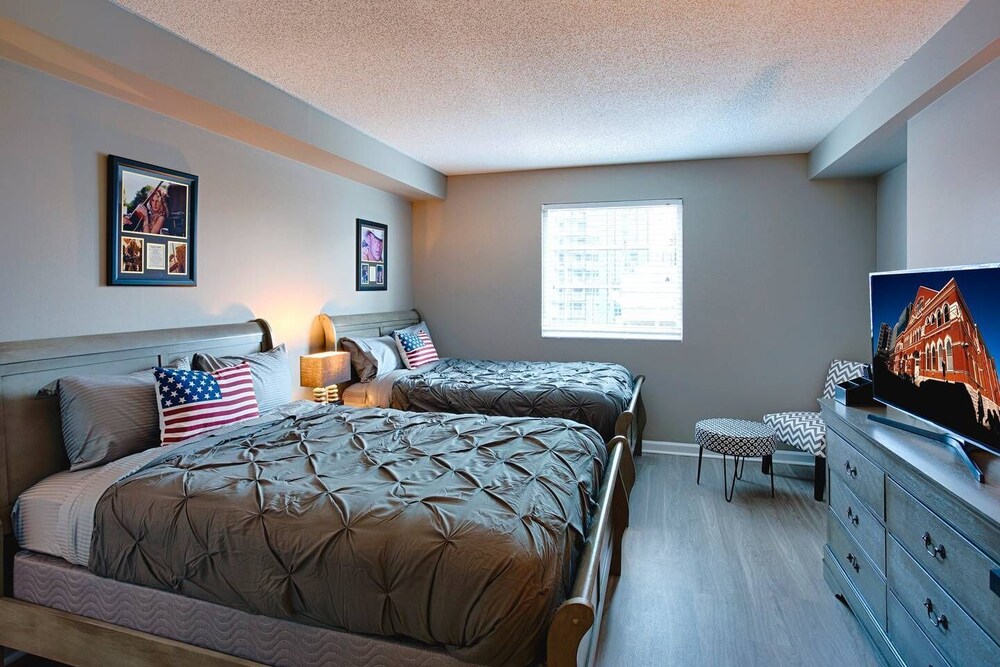 Skyline Suite with Penthouse & Rooftop Deck 6BR by Maddox Hotel - photo 2