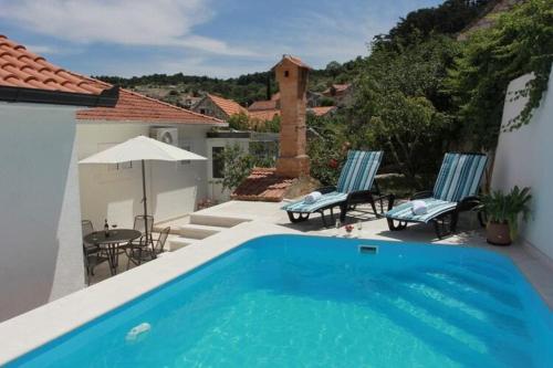 Holiday House Pine Tree Three Bedroom Holiday Home with Pool — 4-Star Luxury Hotel in Nerezisce, Croatia