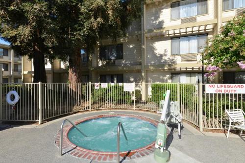 Hawthorn Suites by Wyndham Sacramento - photo 36