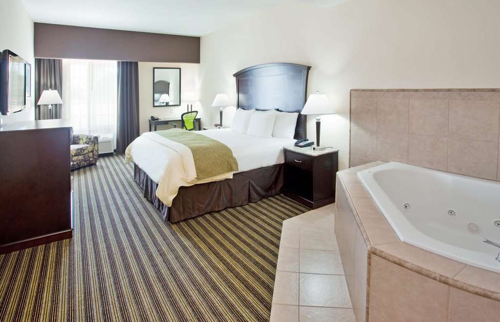 La Quinta Inn & Suites by Wyndham Fowler - photo 38