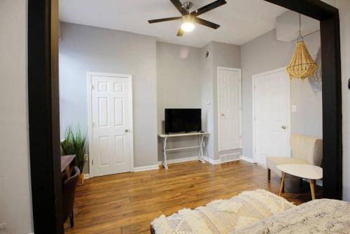 Lawrenceville Central 5 Spacious and Quiet Three Bedroom Apartment with Free Street Parking — 4-Star Luxury Hotel in Pittsburgh, United States
