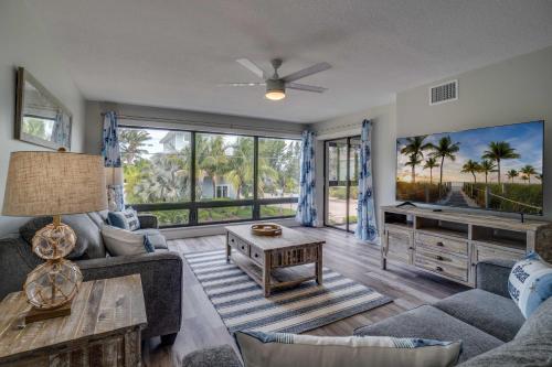 Fully Remodeled Steps to the Beach Amazing Tropical Sunsets in Holmes Beach, United States