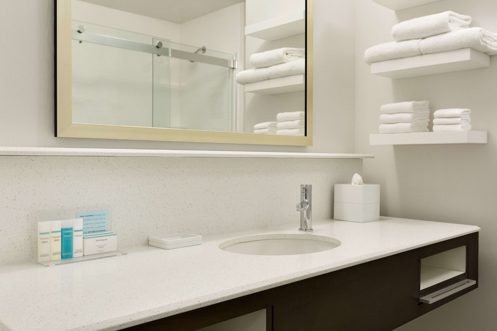 Hampton Inn North Olmsted Cleveland Airport - photo 12