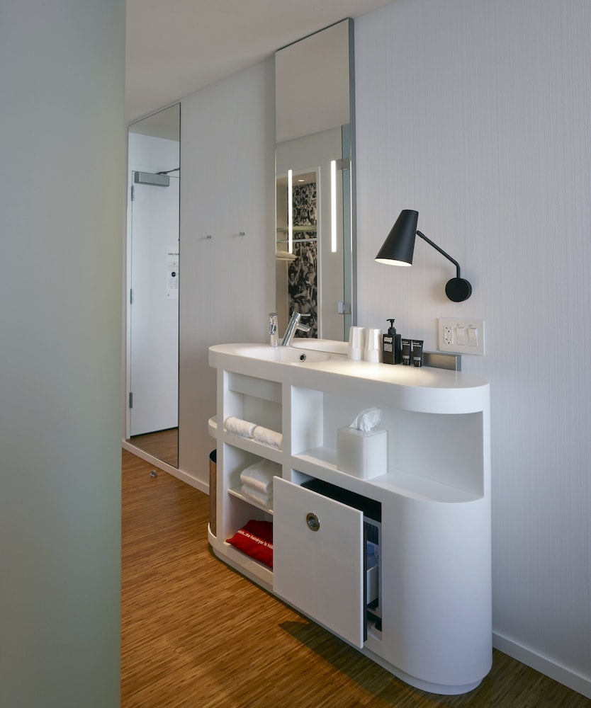 CitizenM Boston North Station Hotel - photo 4