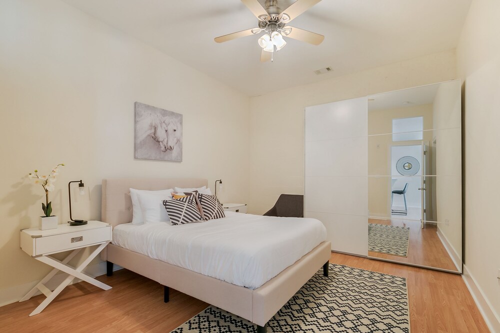 Hip 2BR in Arts Warehouse District - photo 12