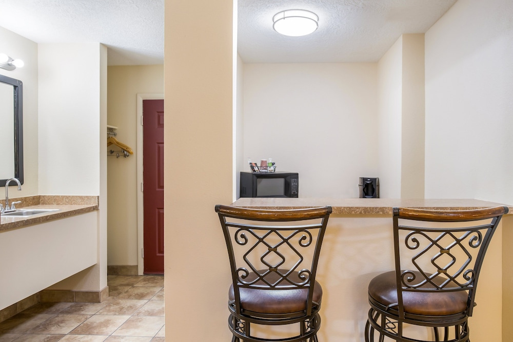 Red Roof Inn Albuquerque Midtown - photo 16