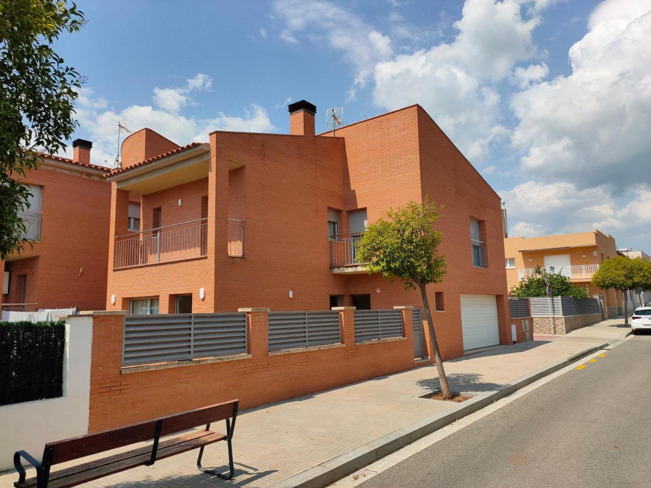 Chalet Amplio Con Jardin Y Zona Barbacoa. — 4-Star Luxury Hotel in Reus, Spain