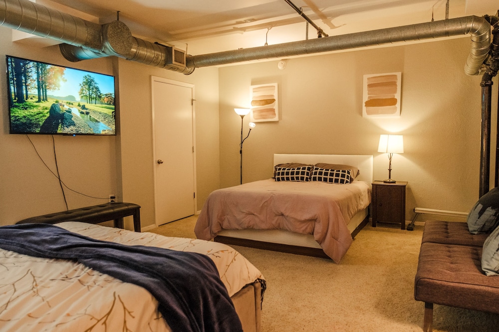 Crashpad On Main Street - photo 22