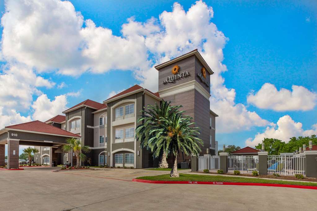 La Quinta Inn & Suites by Wyndham Port Lavaca - photo 2