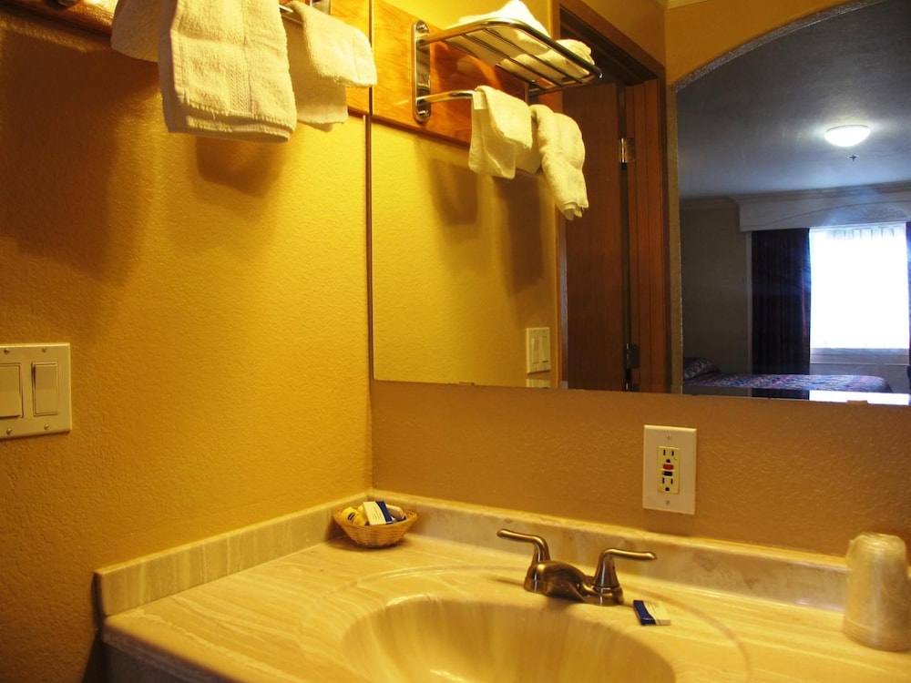 Merrill Field Inn - photo 32