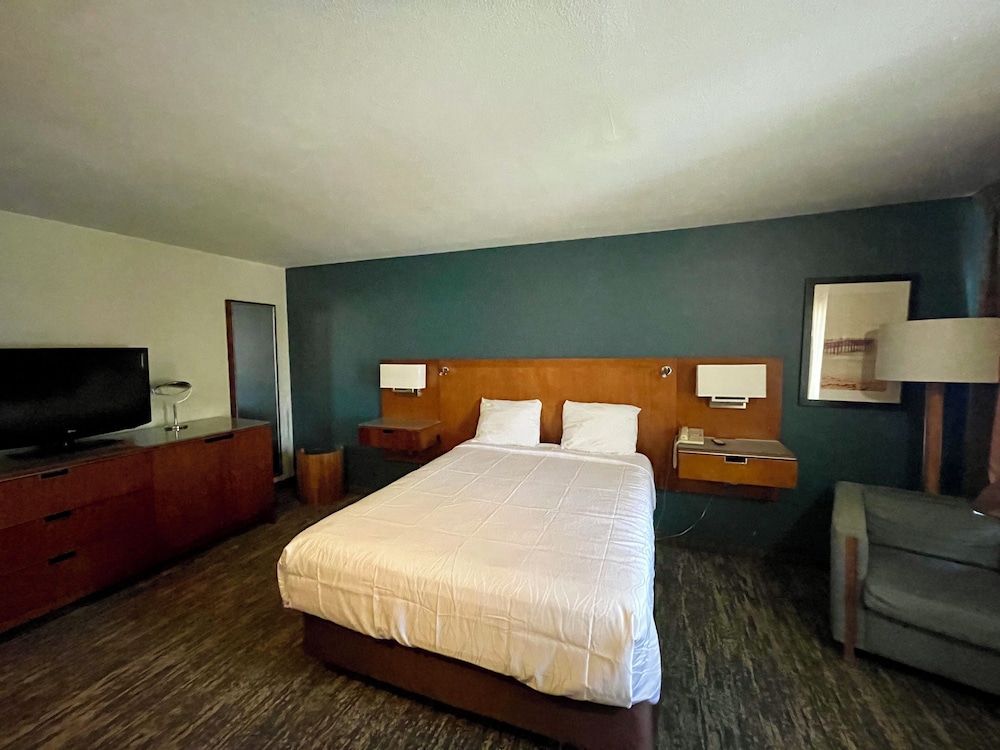 Portside Inn & Suites - photo 16