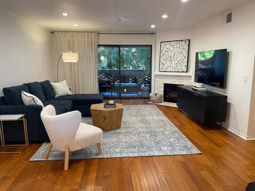 Bright Biltmore Condo Walk to Dining and Underground Parking — 4-Star Luxury Hotel in Phoenix, United States