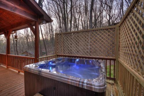 Cardinals Crossing Mountain view hot tub pet friendly firepit in Morganton, United States