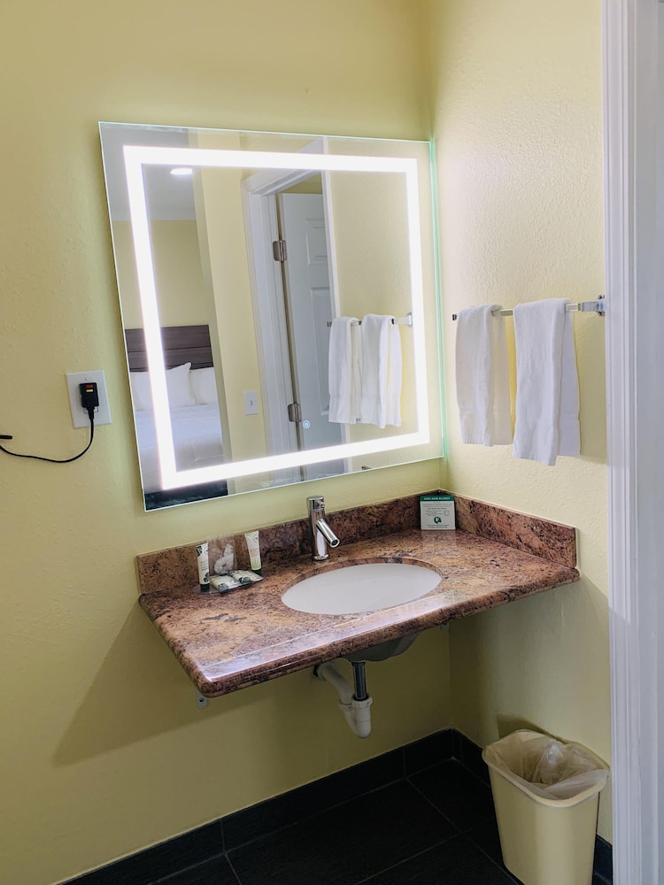 Central Coast Inn - photo 20