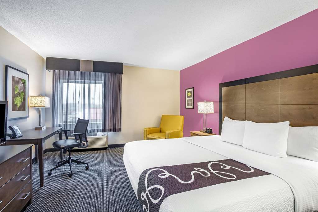 La Quinta Inn & Suites by Wyndham Hartford Bradley Airport - photo 29