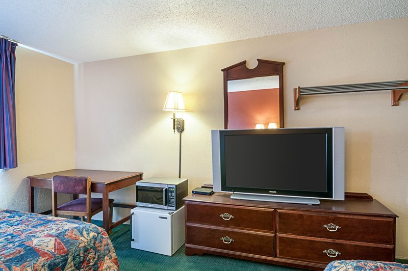 Loyalty Inn Benton Harbor - photo 3