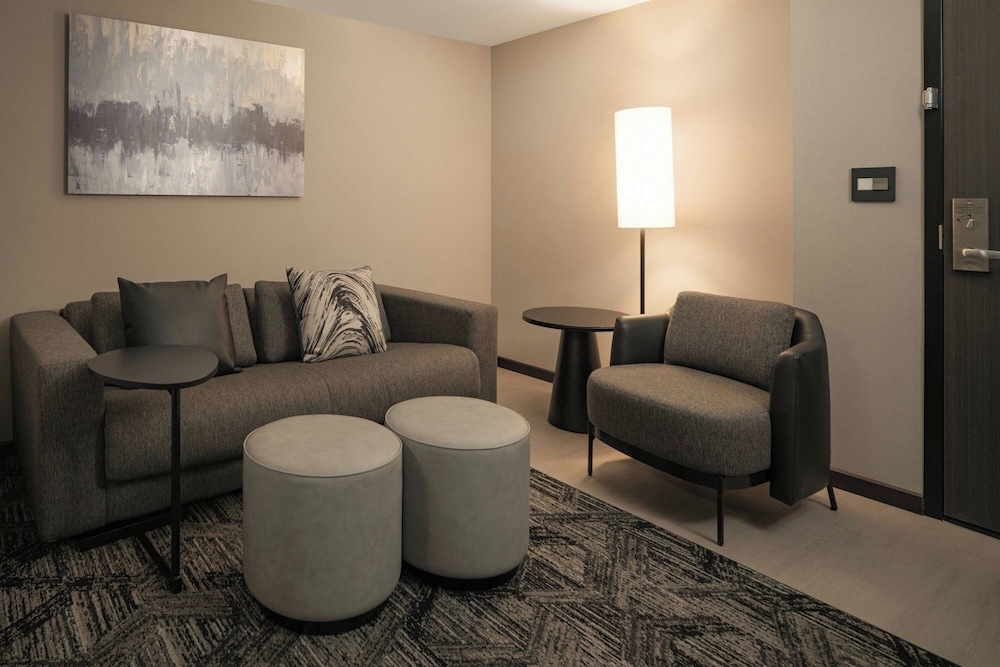 Holiday Inn & Suites Asheville Biltmore Village Area - photo 31