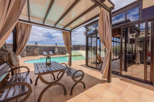 Luxury Canarian villa with large pool and apartment in Costa Teguise — 4-Star Luxury Hotel in Teguise, Spain