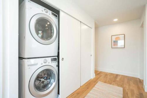ADA Accessible Dog Friendly Home with Patio Yard Ample Parking Great for Families 12 Mins to Broadway 12South Geodis Park 24 Hr Hospitality — 4-Star Luxury Hotel in Nashville, United States