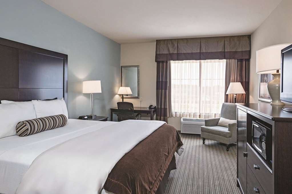 La Quinta Inn & Suites by Wyndham DFW Airport West Euless - photo 20