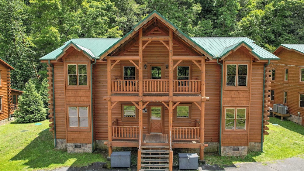 Brookshore by Avantstay Relaxing Backyard Creek 10mins From Pigeon Forge in Pigeon Forge, United States
