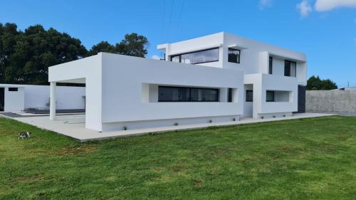 Bella Casa piso inferior — 4-Star Luxury Hotel in Angra Do Heroismo, Portugal