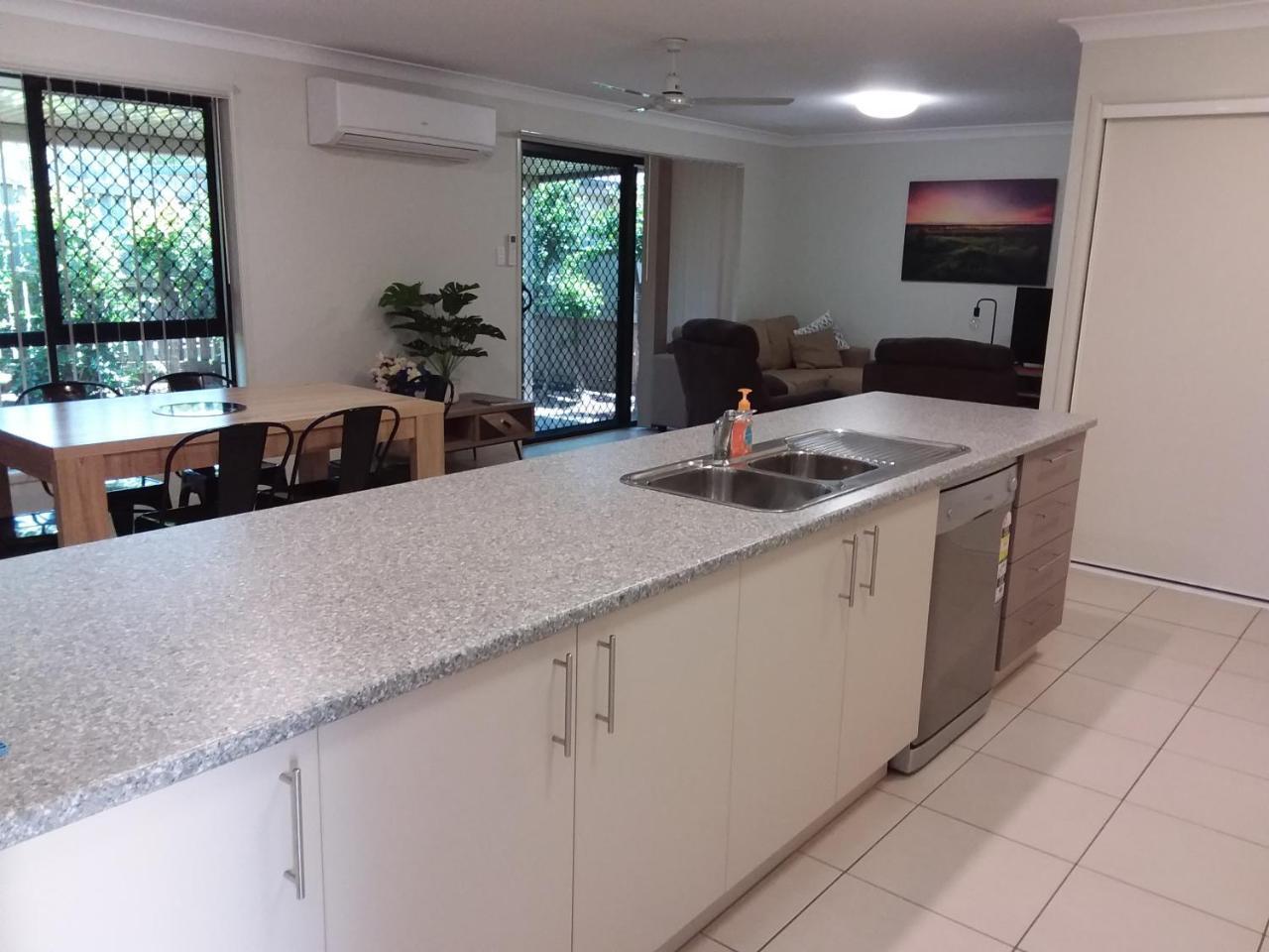 Waratah Apartment — 4-Star Luxury Hotel in Maryborough, Australia